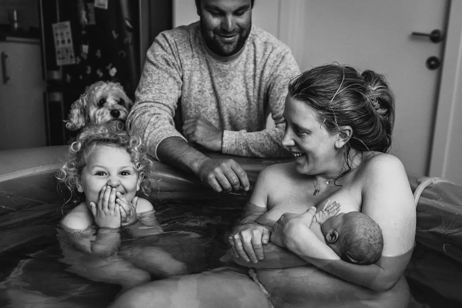 Family-in-waterbirth-bath