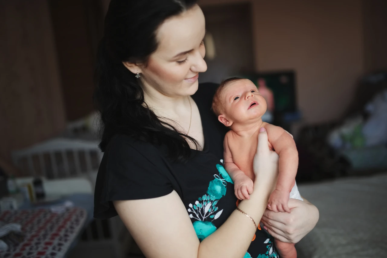 postpartum doula-with-newborn-baby- how to become a postpartum doula