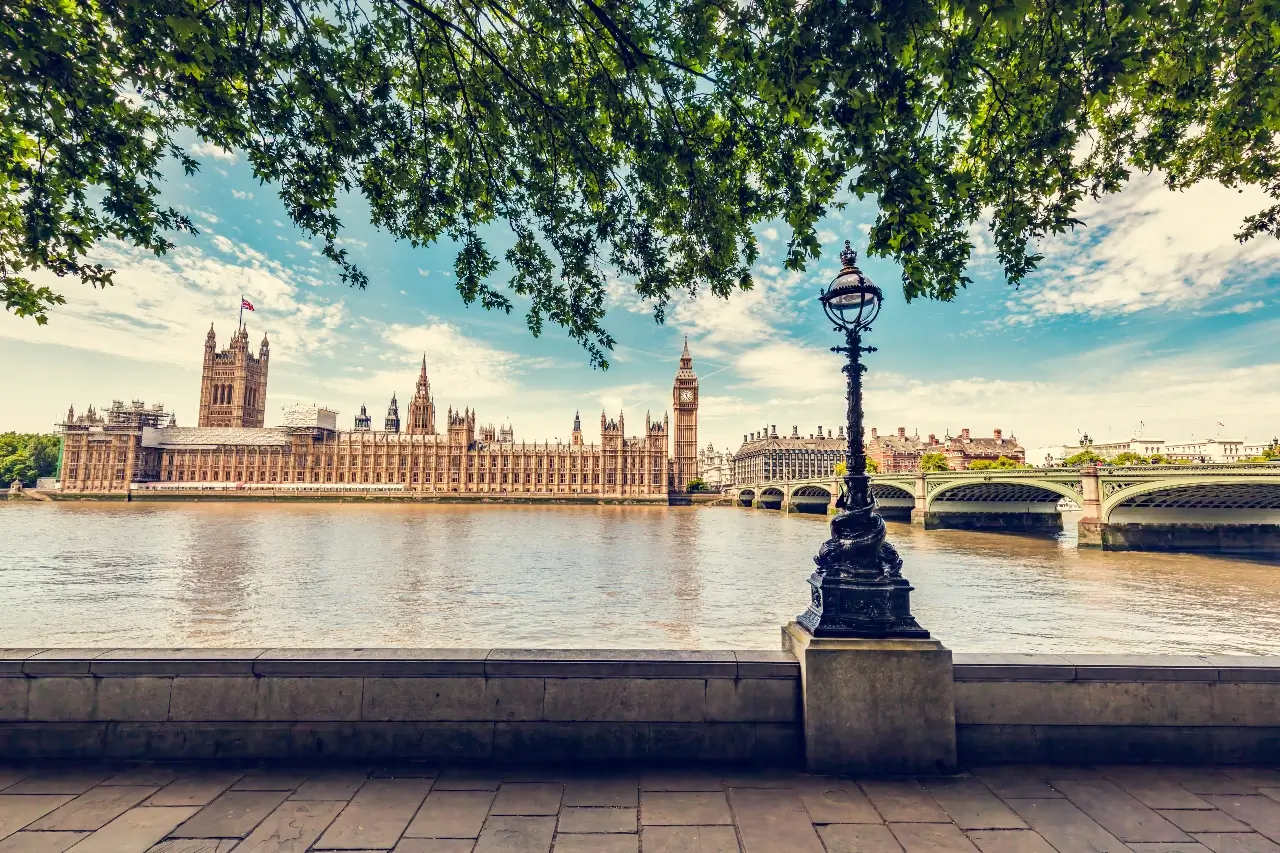 big-ben-westminster-bridge-on-river-thames-in-UK Doula