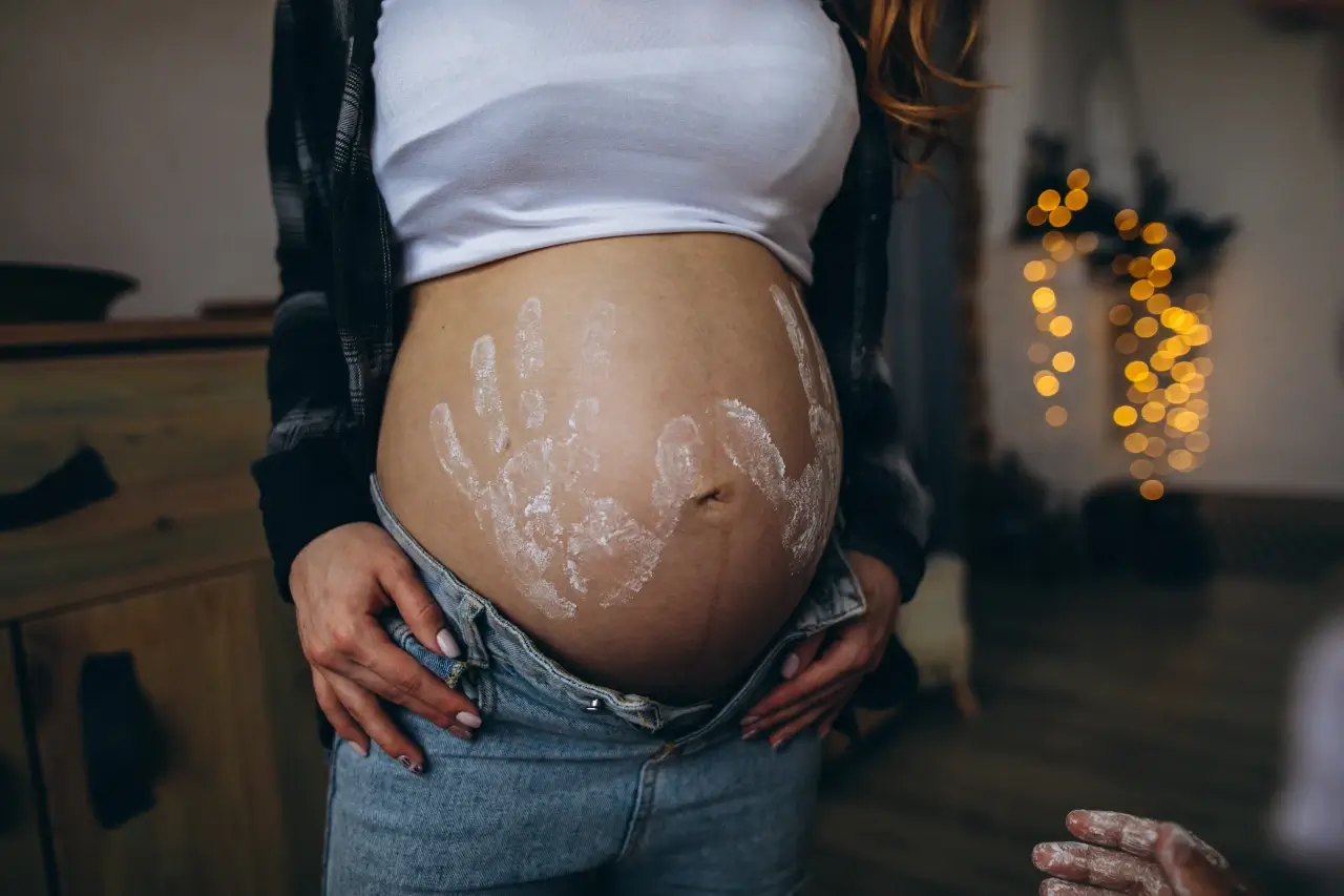 woman-pregnant-belly-with-child-freebirth