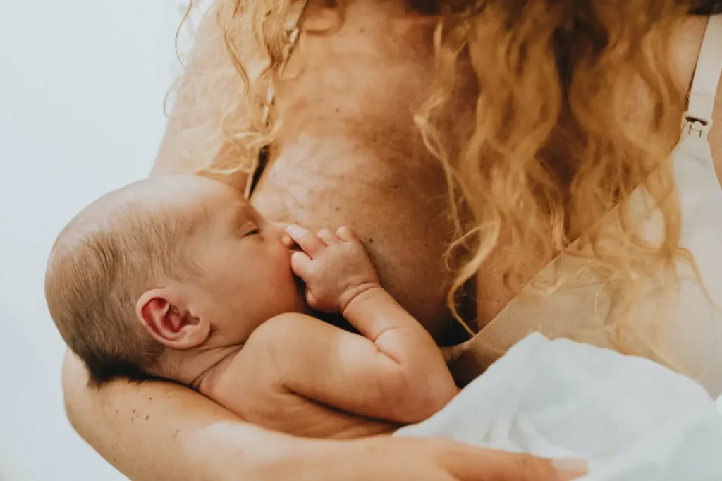 what is a night doulal-woman-breastfeeding-baby